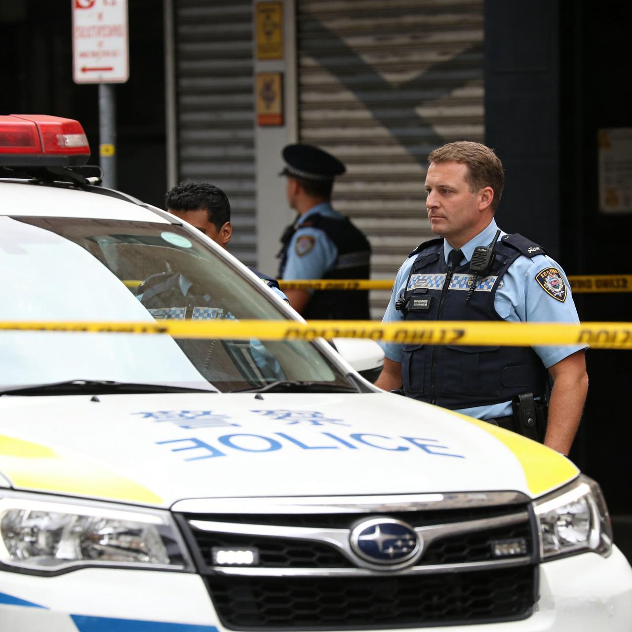 2025 年 12 月 14 日 18 时 40 分许，悉尼邦迪滩附近一座人行天