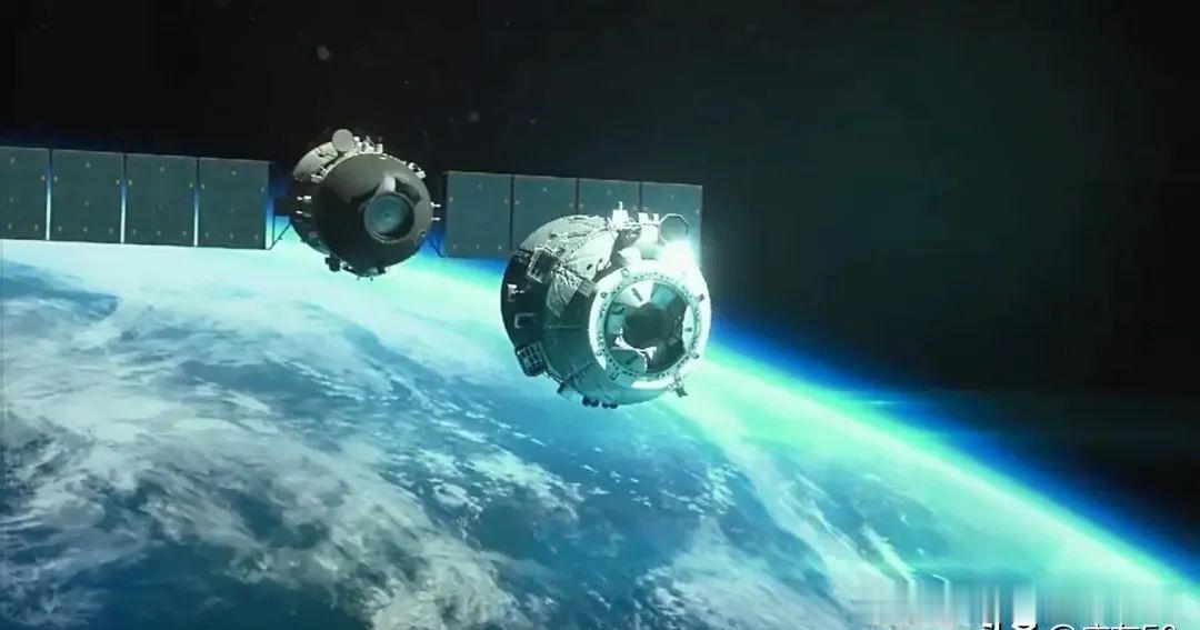 5厘米碎片撞船，188天太空出差秒变“无限续房”。
别急着骂“怎么不早躲”，它