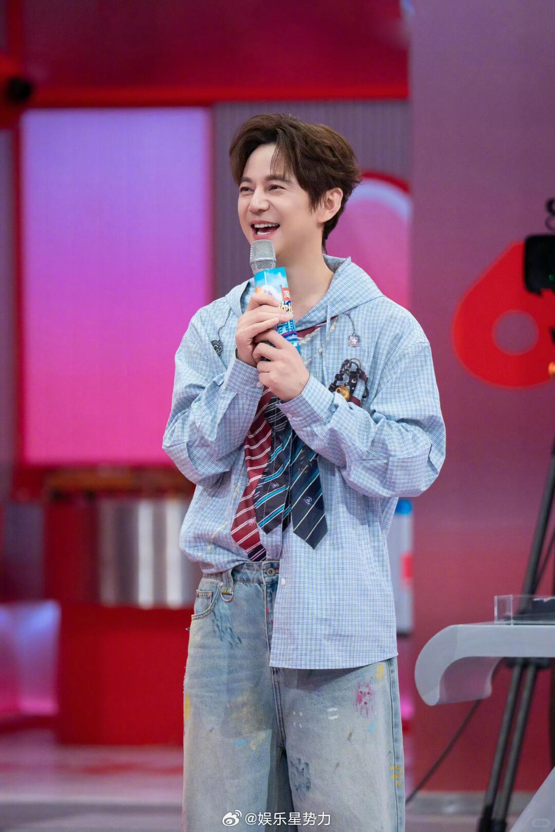 何炅一开始主持快本只是去帮忙 谁能想到陪伴大家整个青春的快乐家族核心，最初只是以