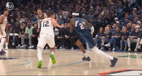 据说，在每场俄克拉荷马城雷霆队的比赛之前，所有NBA裁判都会先领一个（图2）。