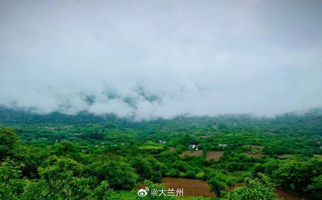 甘肃小众旅行地甘肃小众避暑地一半烟雨水墨峡谷，一半晴日高山草甸，这就是秦岭云屏独
