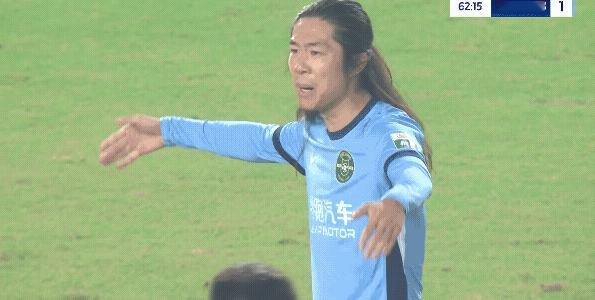 李提香大概是本轮中超最郁闷的球员，今天面对河南先是上半场送出乌龙球，然后下半场又