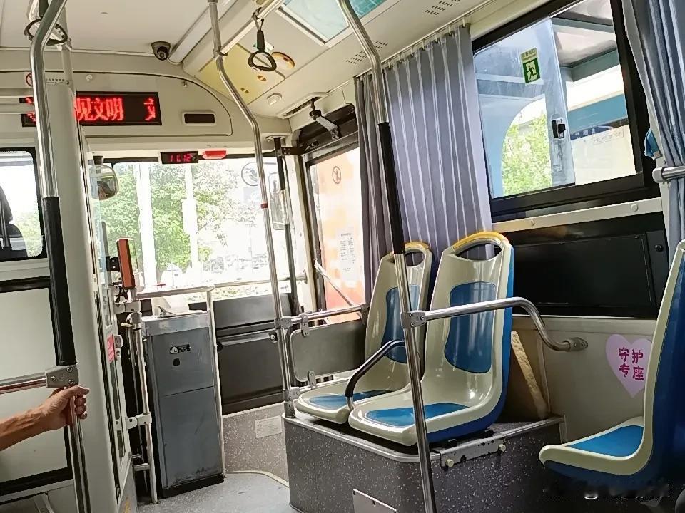 等了没多久，我们要乘的公交车来了，老伴挺兴奋的，兴高采烈地说:我们真走运。
看到