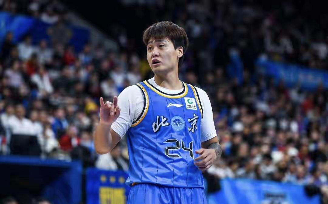 球员应该少上网！赵睿因不当言论被停赛三场+罚款5万！

北京男篮球员赵睿之前在社