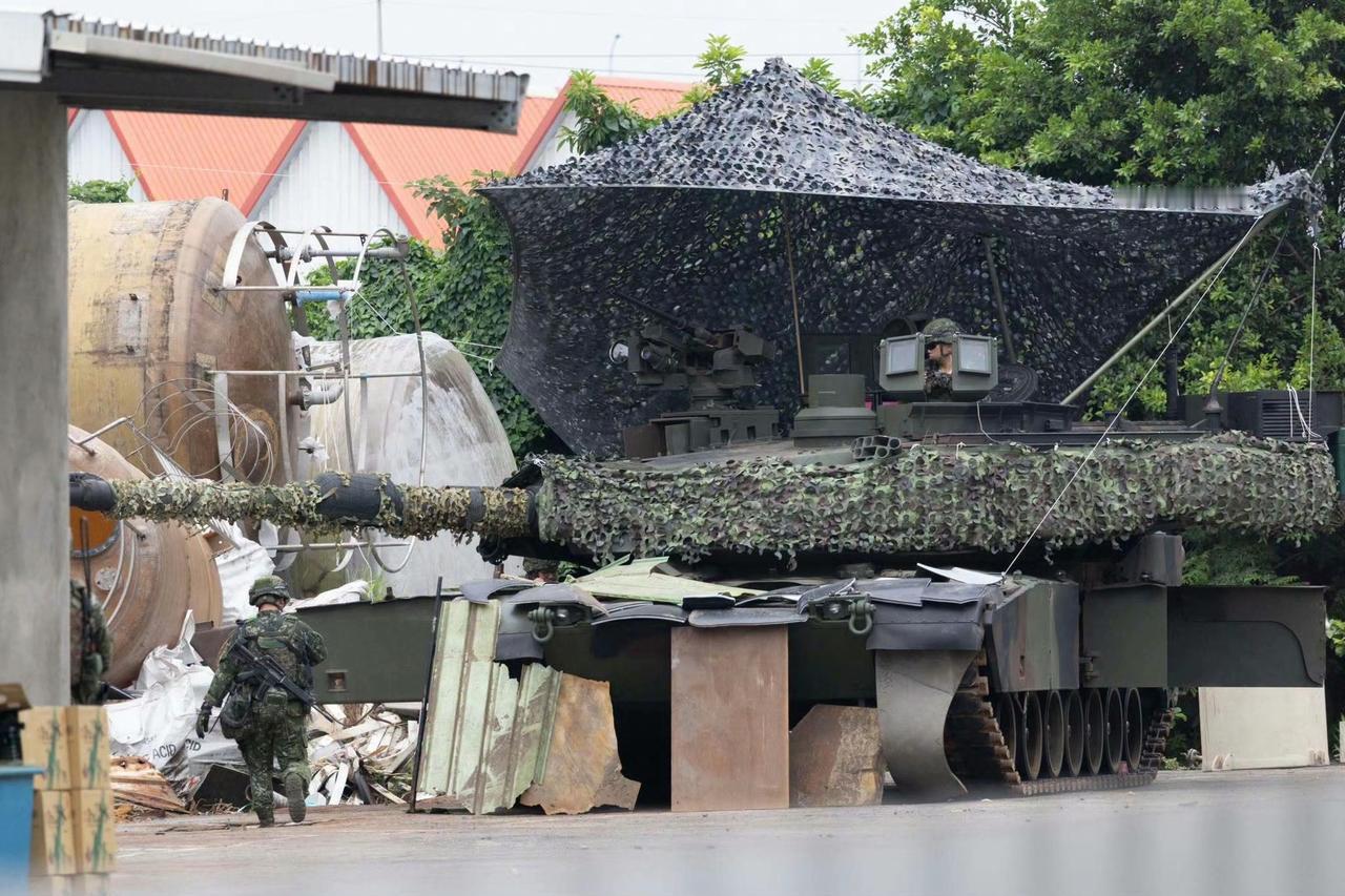 台湾地区军队第53工兵群和第584联兵营进行“道路隔绝演习”，给美制M1A2T主