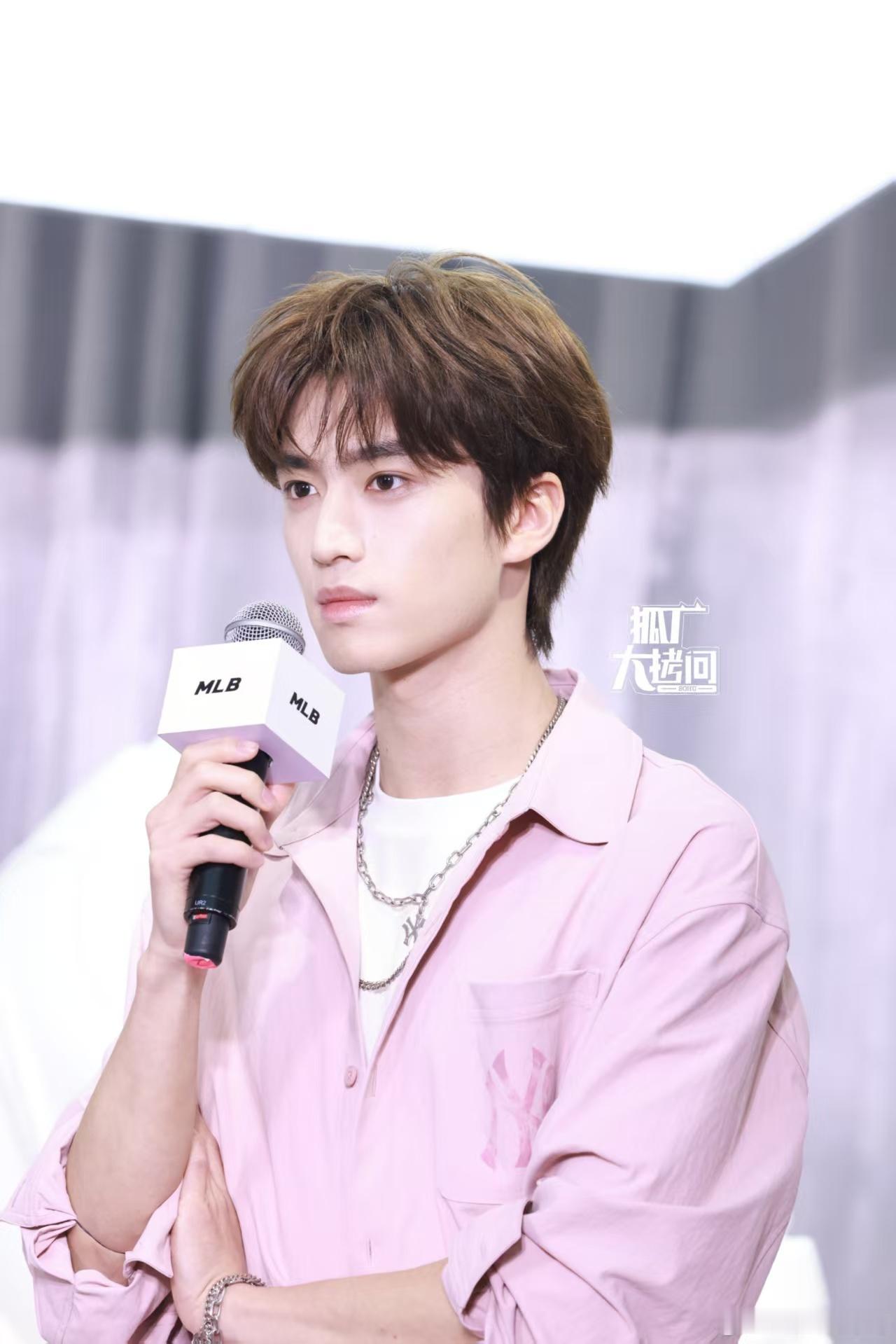 张康乐粤语饭撒 广州这场没去成是我2026年最大的遗憾之一。张康乐说粤语的限定版