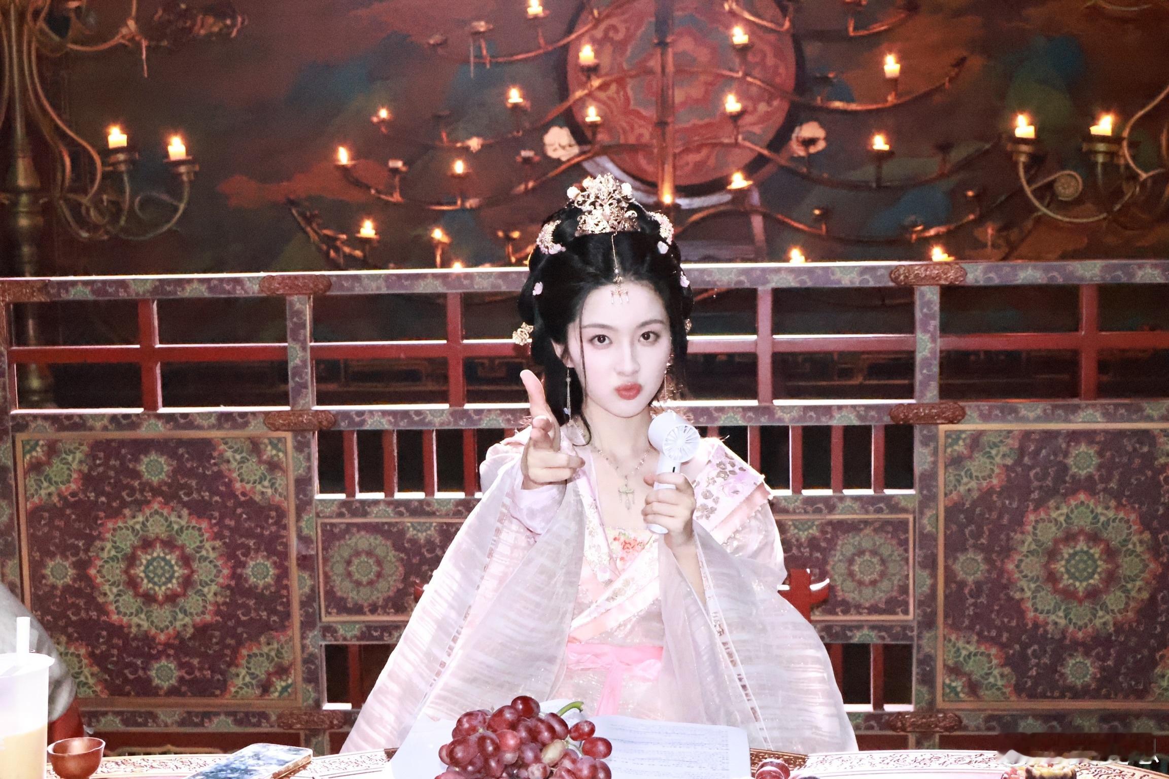 中秋快乐噜🌕一起同框赏月 顾婉寄来片场明信片 ​​​