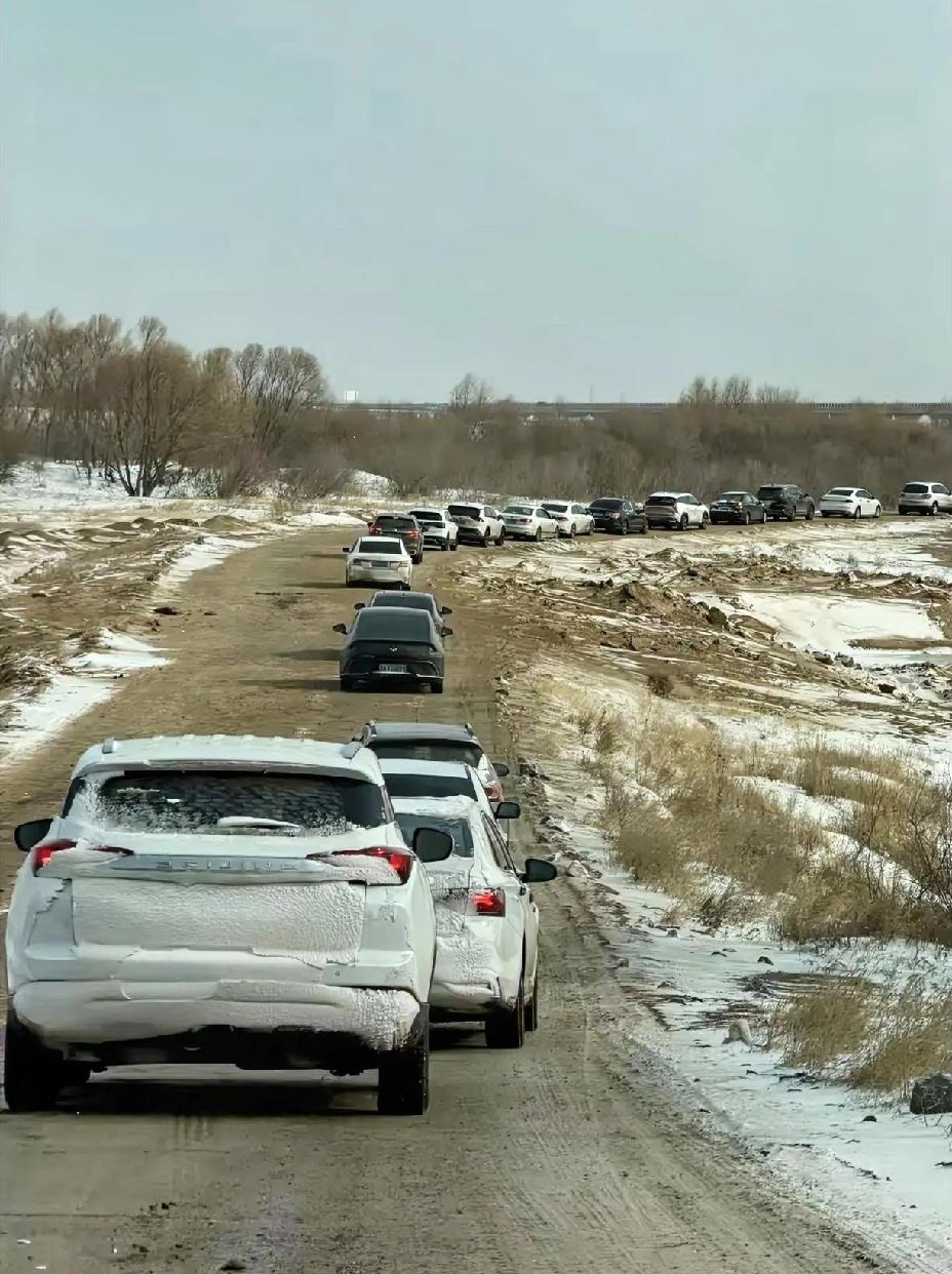 春节小假期一场突降的粘雪，让国道乡道罕见出现拥挤～

初五晚上开始降雪，雪大且粘