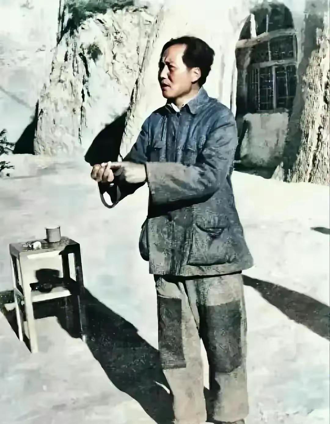 从主席的这身衣着中，不难想象出那时日子的艰难程度，而我们的国家，正是在这样的条件