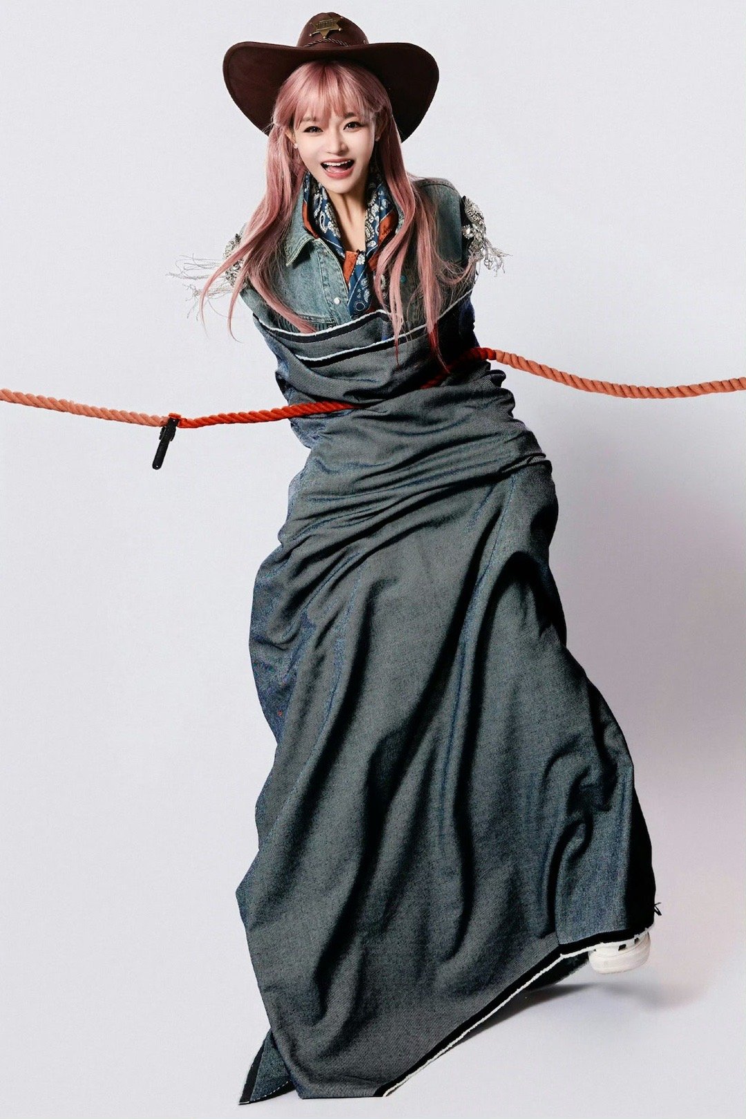 黄霄雲就这么被绑到马年 这身造型的精髓在于“冲突的美感”——柔美的粉色长发遇上硬