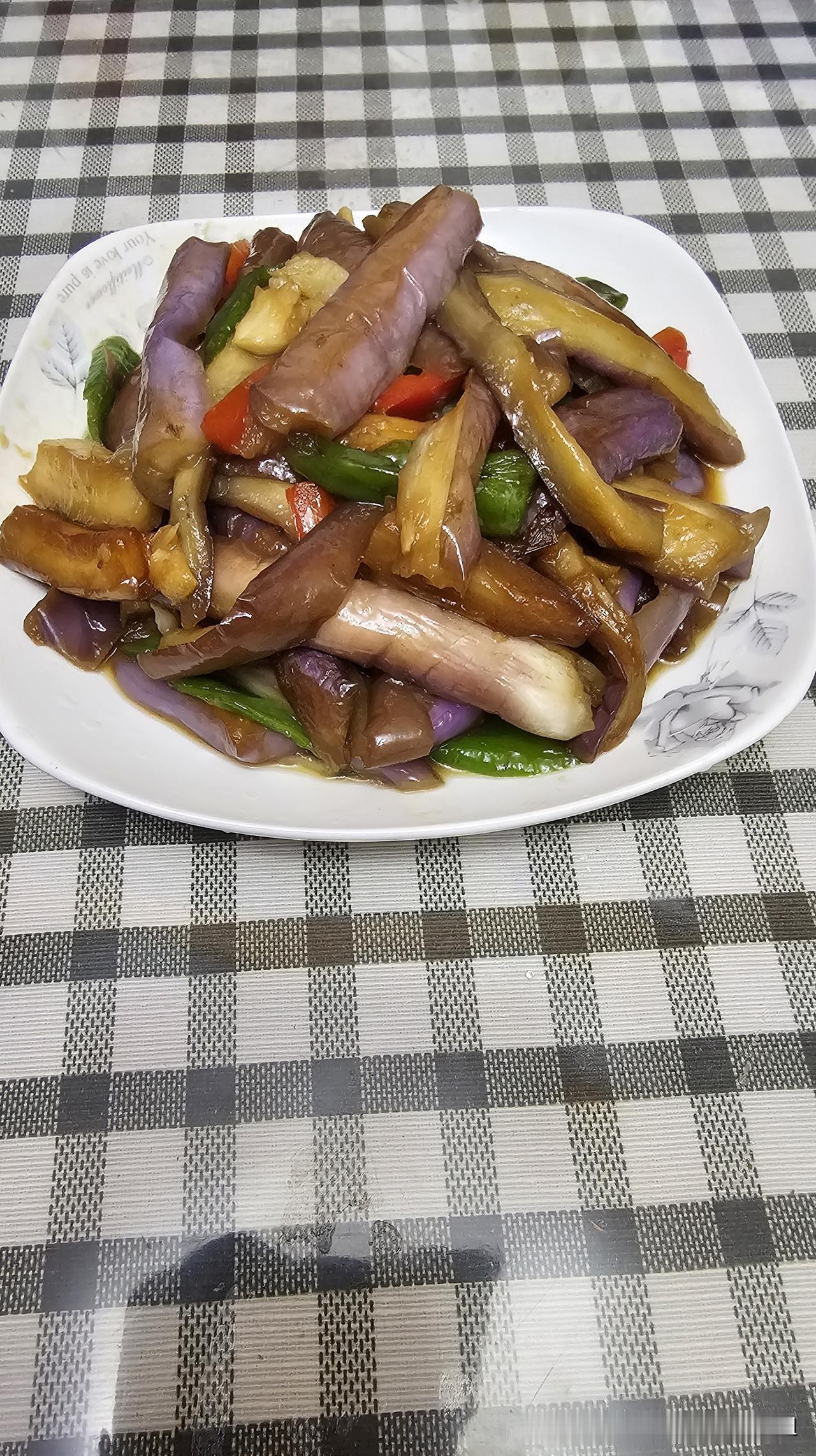 喜欢这份工作，既能赚钱补贴家用，也能照顾到家里。

我是一名家政钟点工，每天围绕