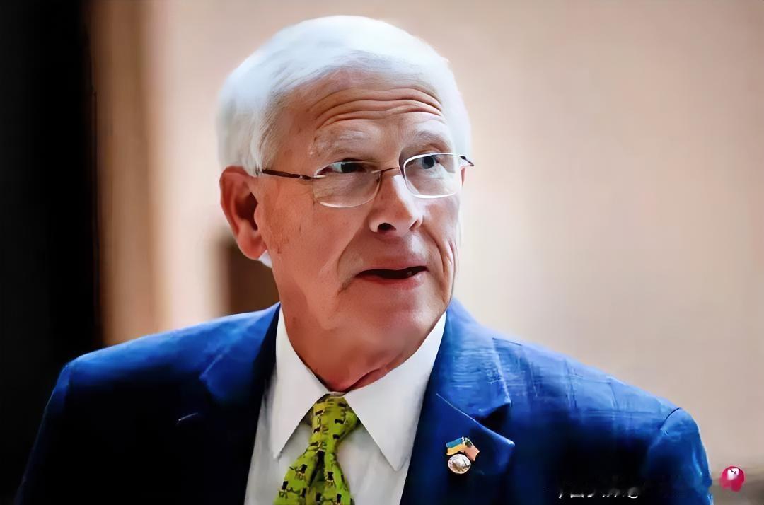 近期台海戏码拉满，美方跳出来点名批国民党，只因蓝白联手搁置了1.25万亿新台币军