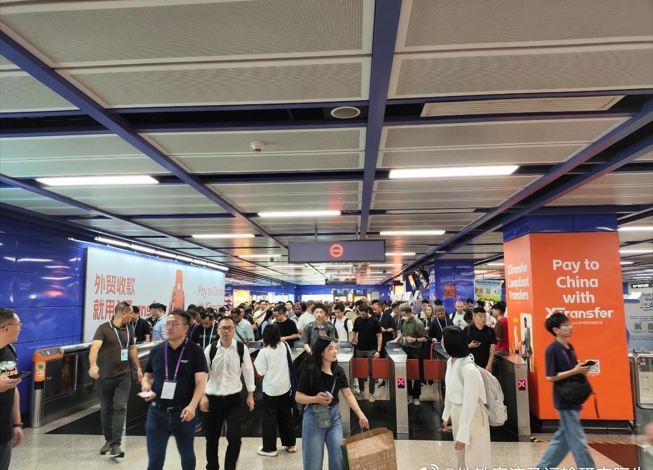 图1～图6为广州地铁8号线（6A）客流画面：
图1，17：48新港东站A口进站客