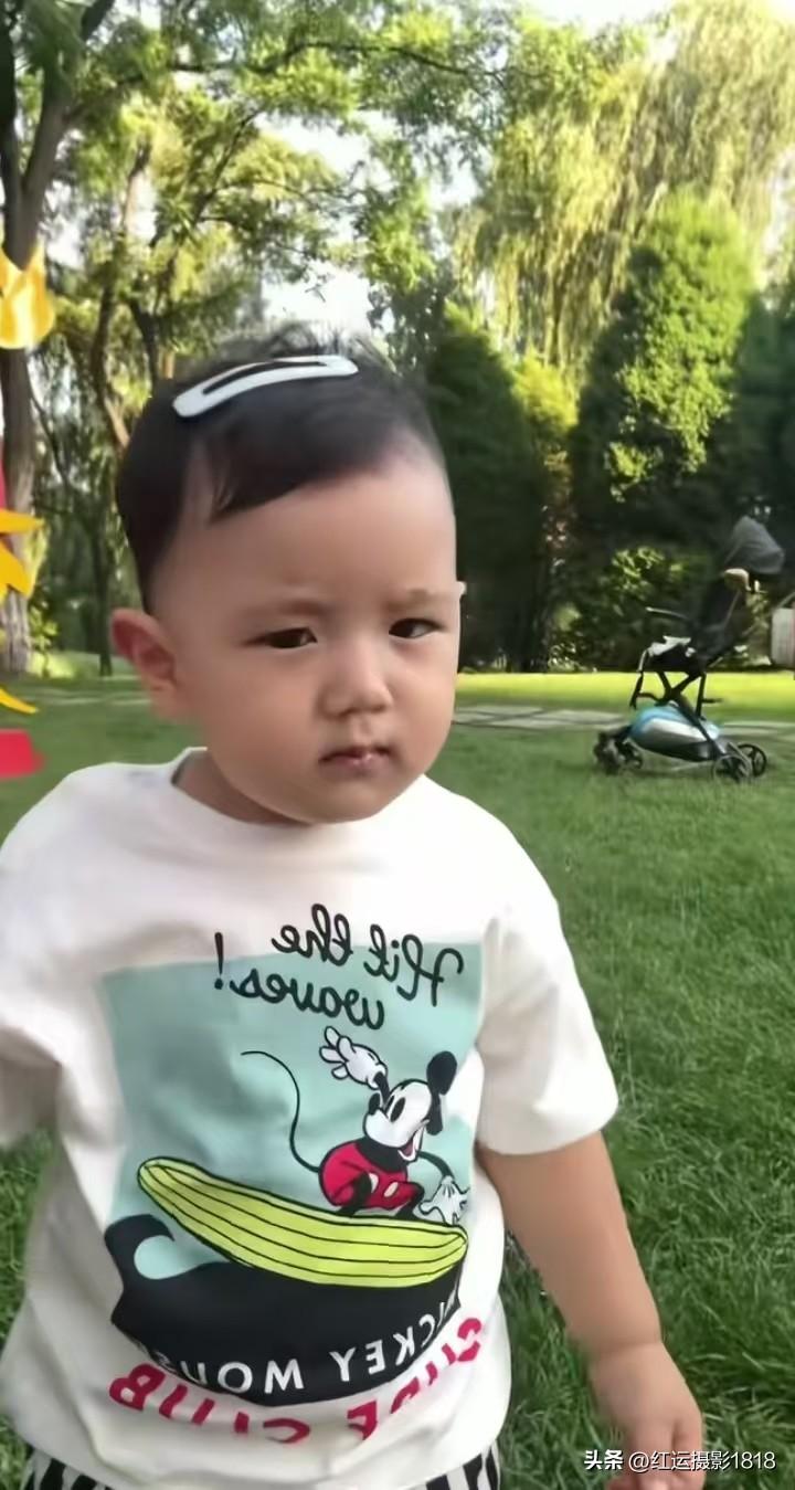 小缇安真是一个小戏精，太好玩了，他看到姐姐头上的发卡，还知道用手拿下来，戴到自己