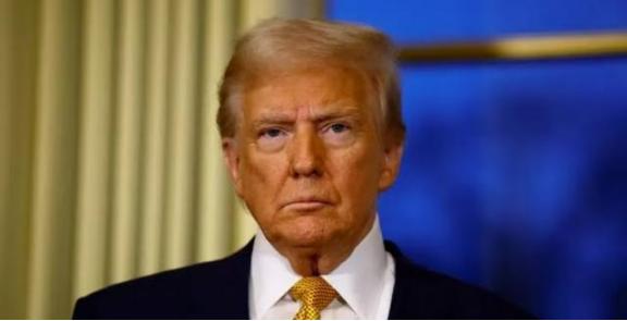 特朗普面对这39万亿的美债想出一个好办法，钱自己是还不上了，但是自己可以把这个债