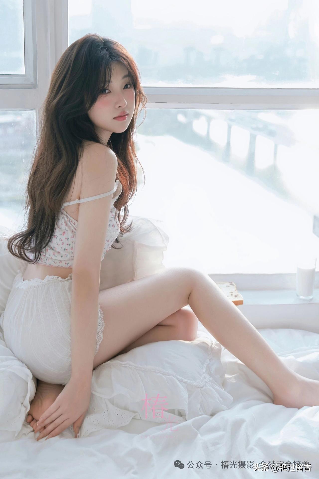 阳光洒进来的午后，少女在窗边慵懒地坐着，温柔又迷人。🌞💕你有什么时尚的穿搭心