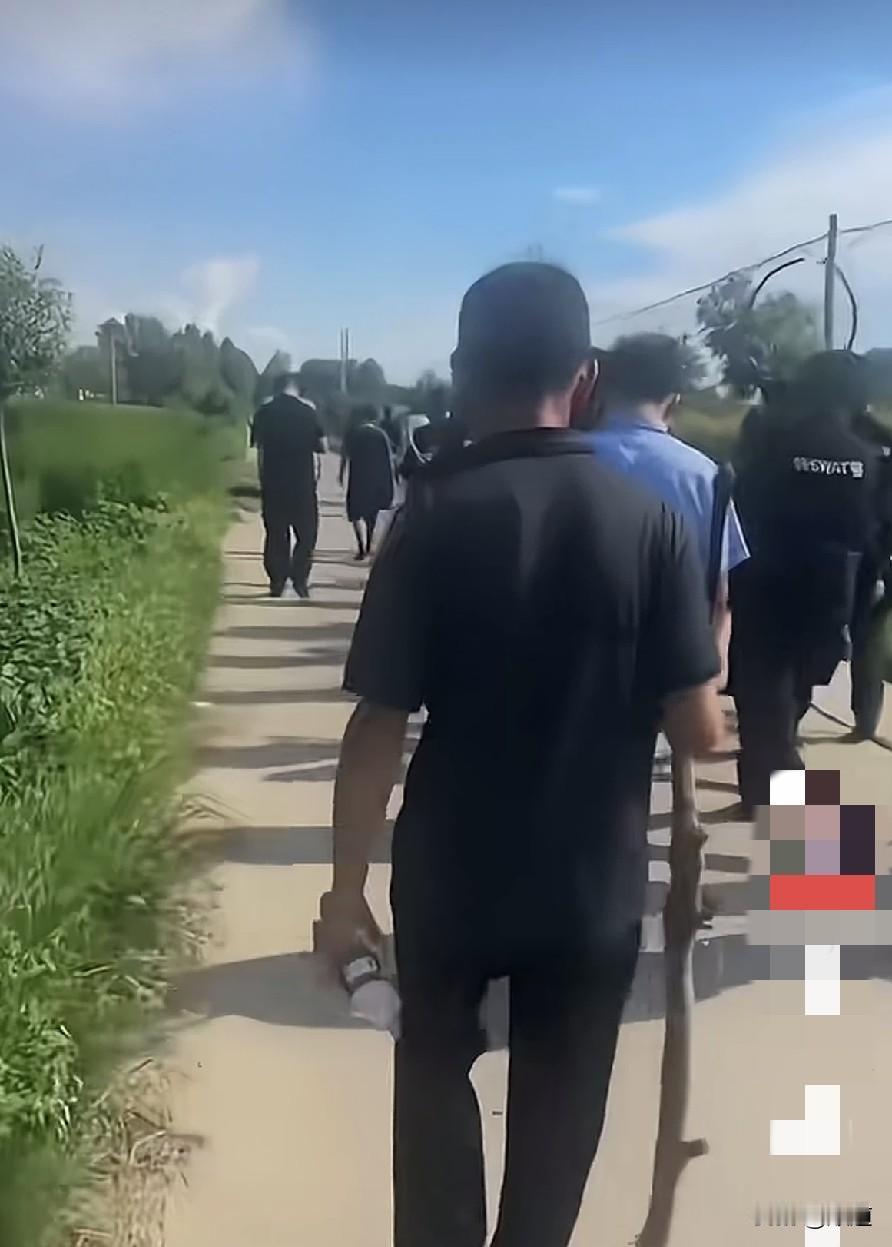 河南西平案件通报说夏付钢是租房户，与邻居因琐事发生争吵。
这人也真是没脑子，你一