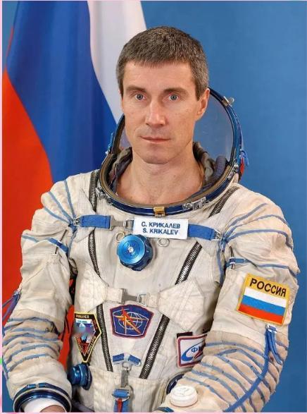 1991年，苏联一名宇航员刚飞上太空，国家解体了。他被遗落在太空上311天。当他