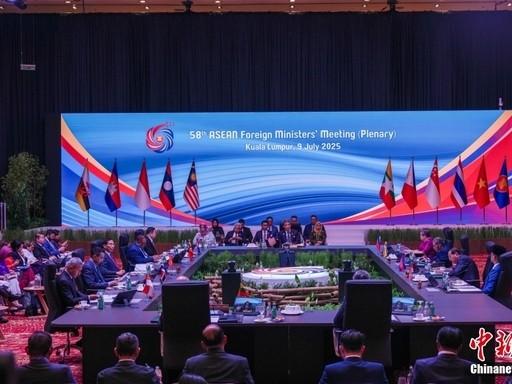 高市早苗也是学精了，眼看中国一点空子都不给日本，高市内阁直接安排外相堵在中方面前