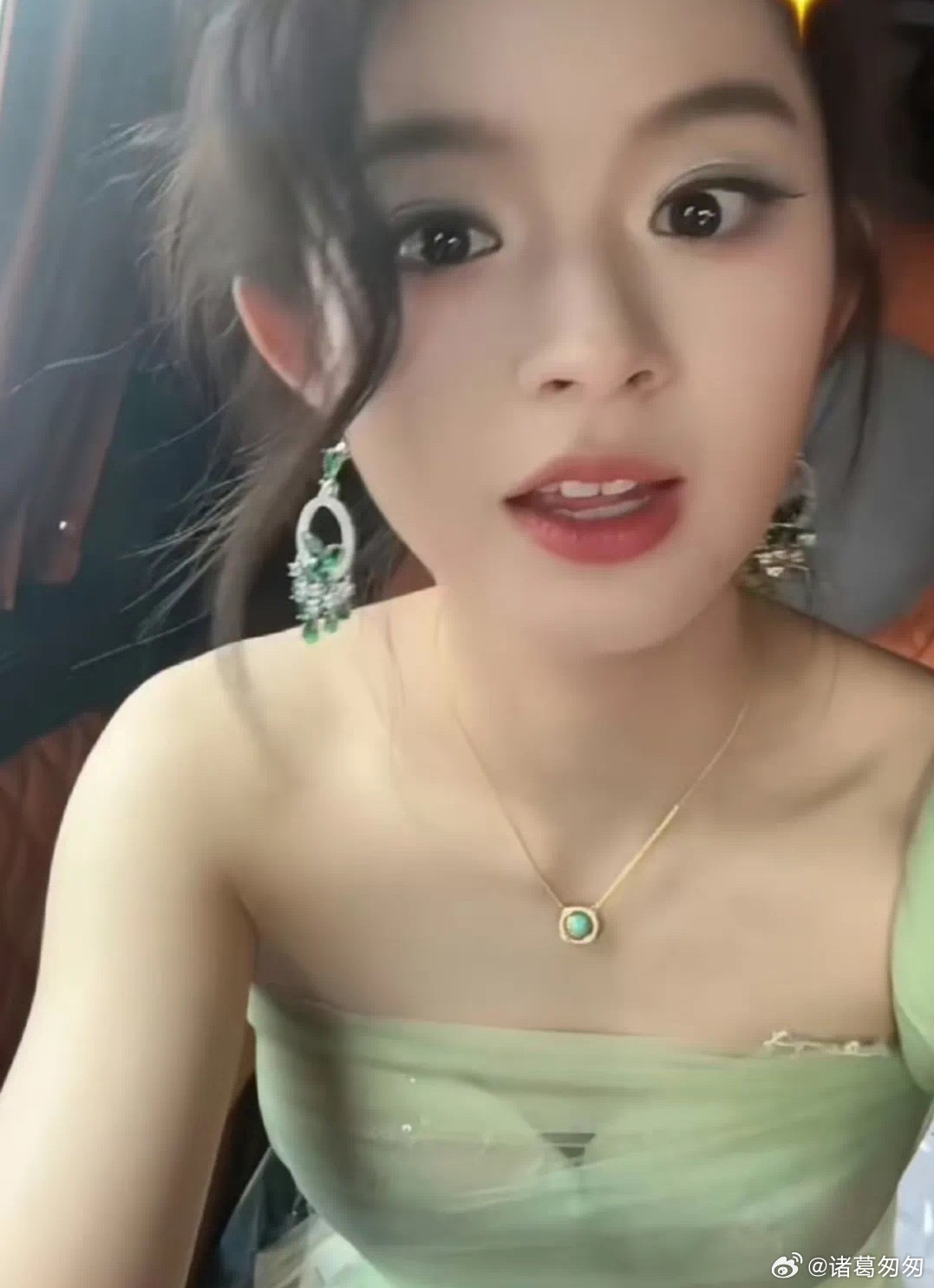 葛莉莎因档期冲突等个人原因无法配合返组 。在这样的情况下，黄杨钿甜获得了出演“小