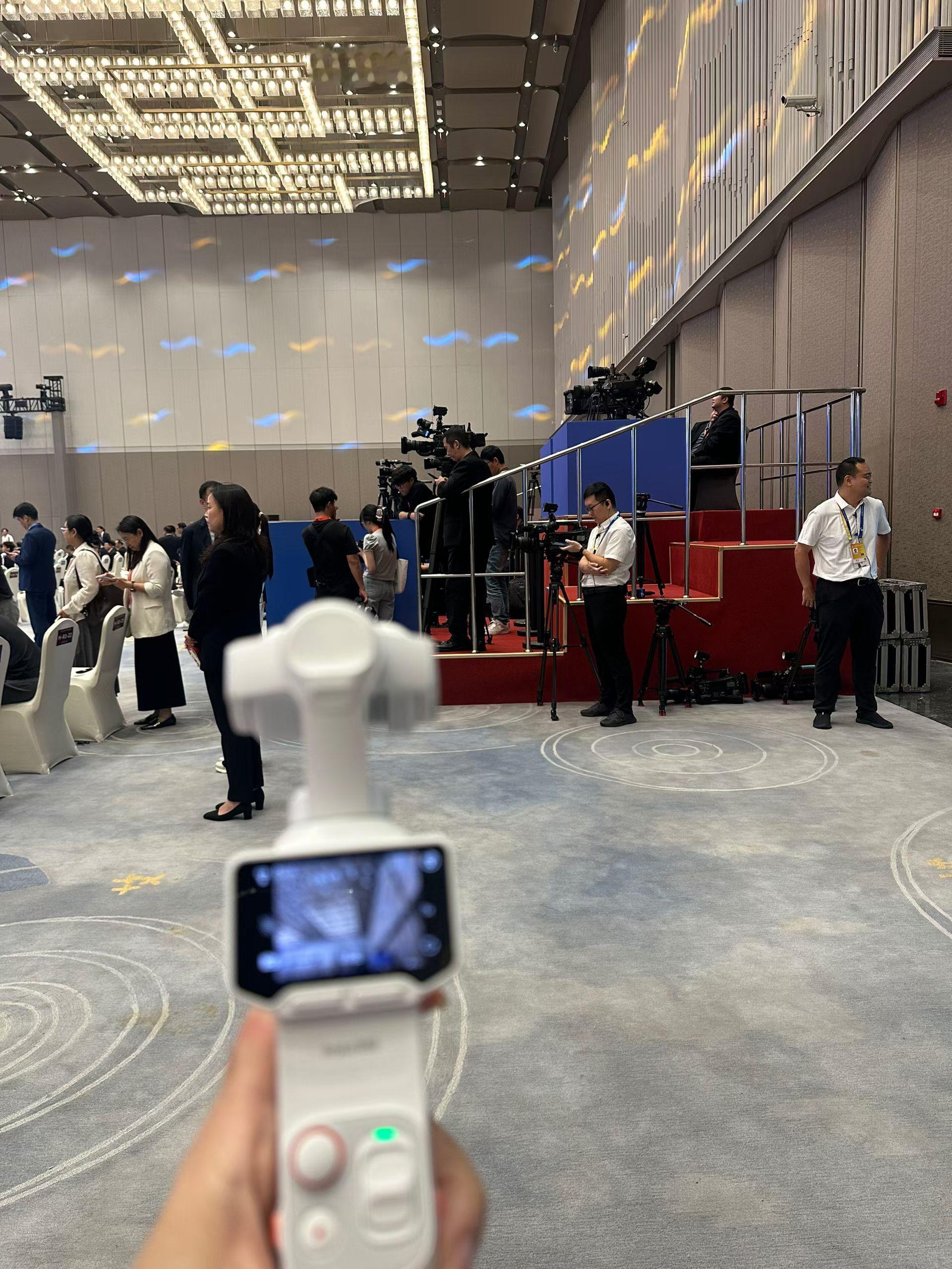 今天代班一天时政记者参加第五届全球数字贸易博览会 启动仪式！在一众大机器中的in