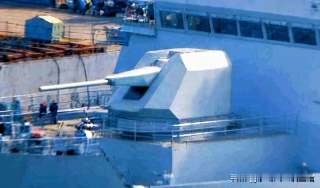 155口径的舰炮，外形隐身、造型美观，比100口径的馒头炮美感多了，相比这款，1