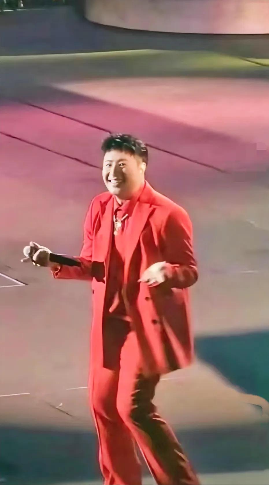他怎样可以忽胖忽瘦的  #他的气质还不赖#