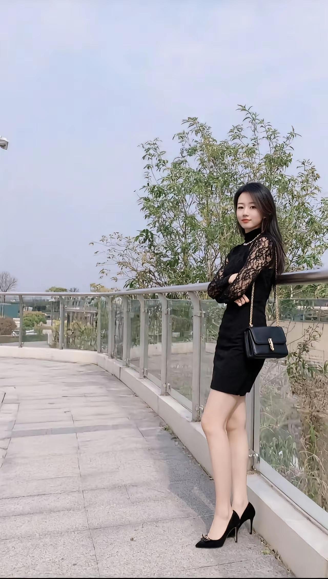 都市女郎的优雅穿搭，黑色连衣裙与高跟鞋的完美搭配，尽显时尚与自信。