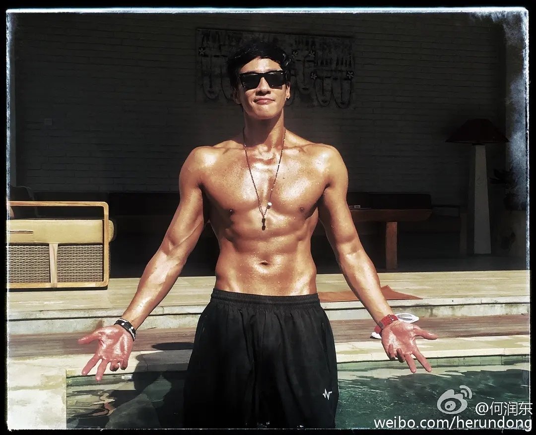 何润东这身材在25年前 75生里简直乱杀 