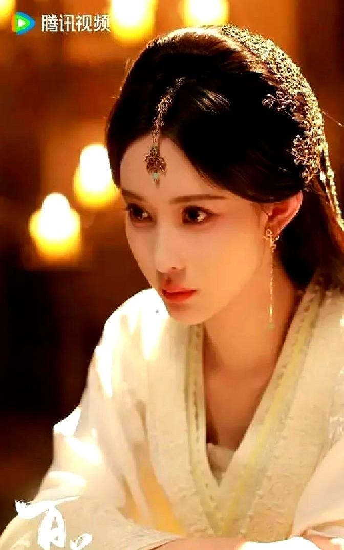 孟子义这种演员，真的挺有意思。

连刷几集《百花杀》，她一个人演俩角色，顾青栀和