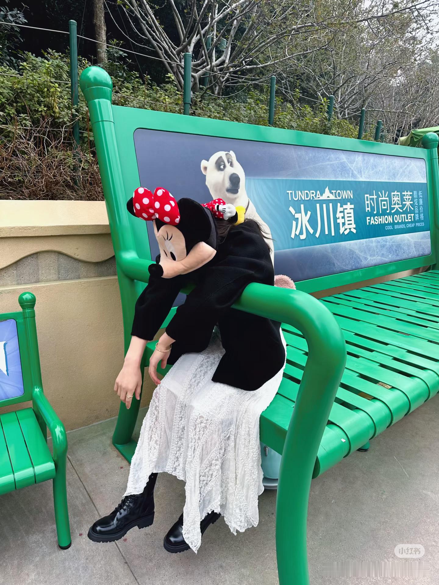 谁家的宝宝这么萌啊在迪士尼又玩上最爱的旋转木马🎠了陈梦