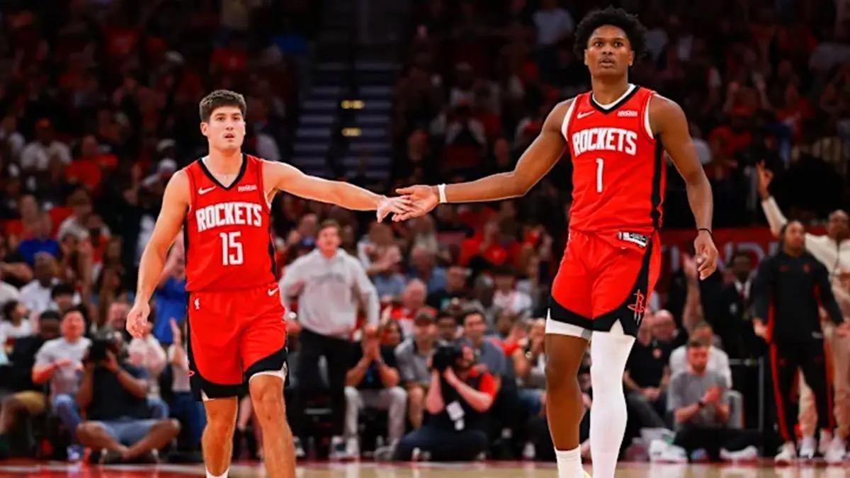 今天有些可惜的一点，火箭差点完成三人20+10的壮举

谢泼德：23+14

阿