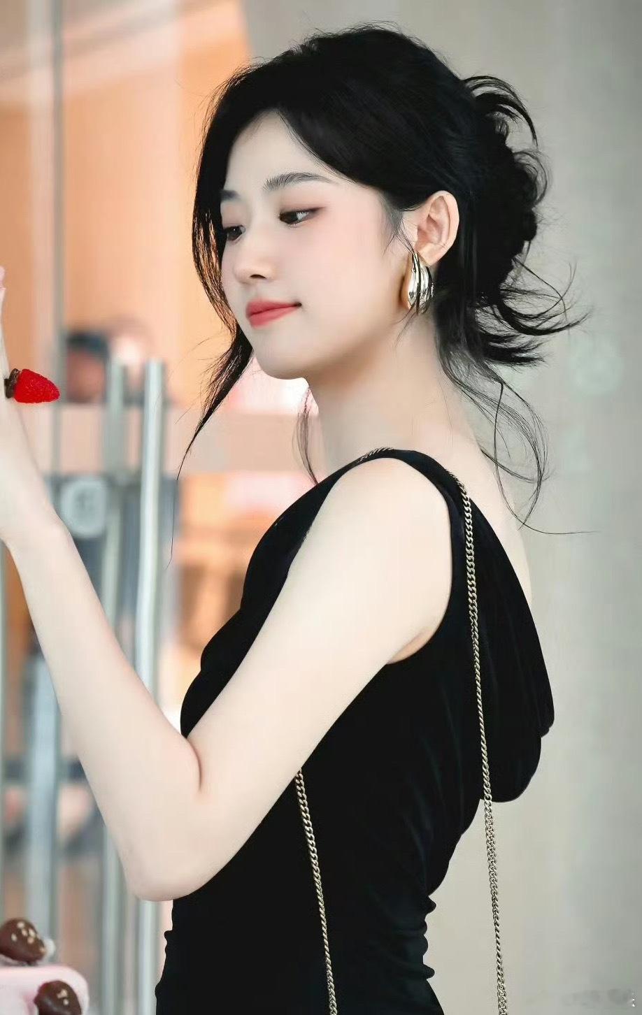 #卢昱晓戴口罩上班#之前因为素颜上班路透被审判以后，卢昱晓戴口罩上班了。美女的素