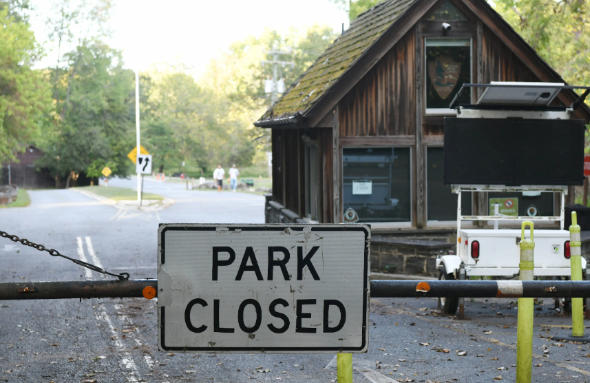 美国政府停摆已达35天，正式追平历史最长纪录。这场僵局仍在持续：过去一个多月，参