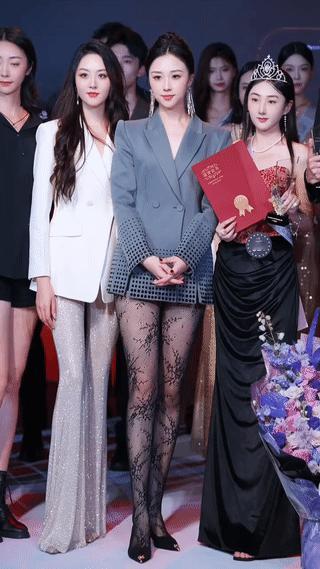 2025国际超模大赛广州分赛区比赛。
为获奖选手颁奖的评委会主席:李沅桐，她长得
