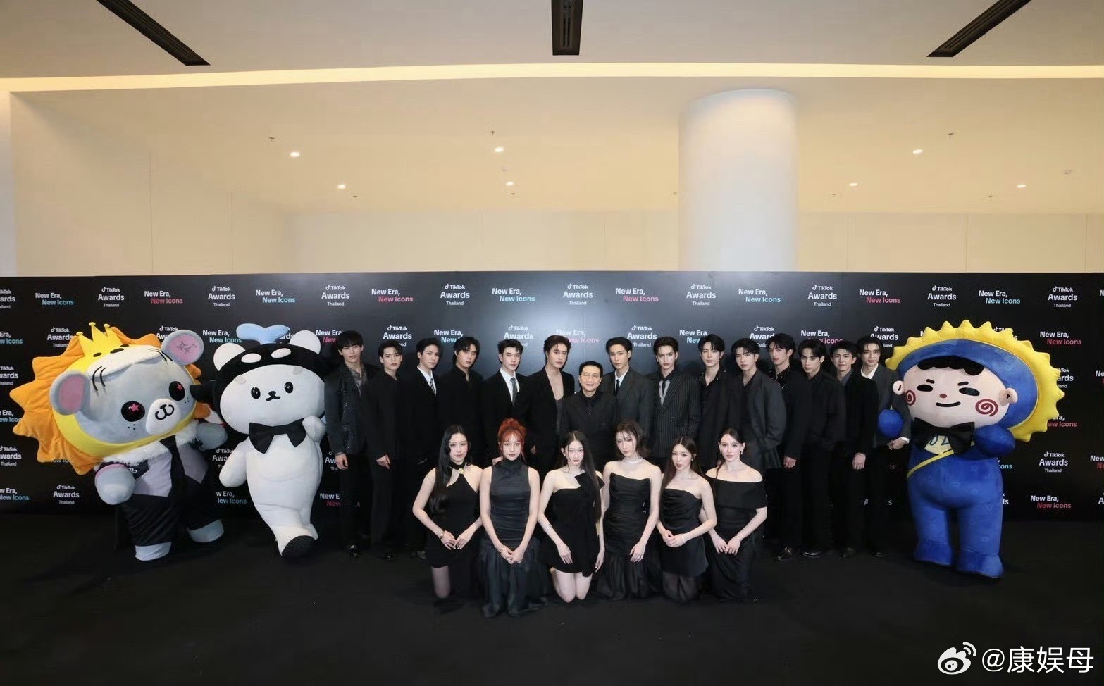 这要是放在内娱评论区能不能让我见识一下会怎么样[衰]女艺人穿着裙子跪前边拍照 ​