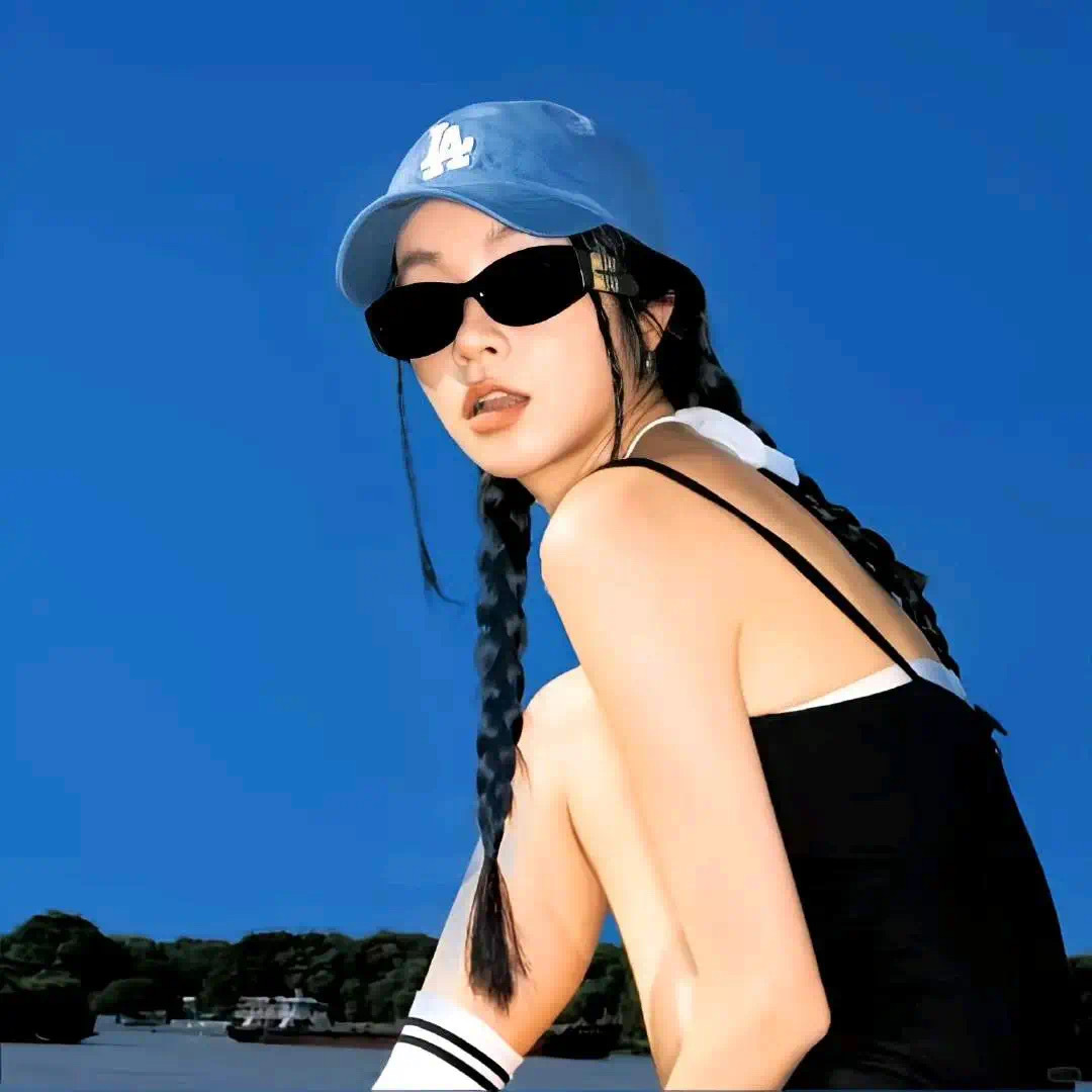 “见过雄鹰的女人不会爱上乌鸦，见过玫瑰的男人依然会采野花。” ​​​