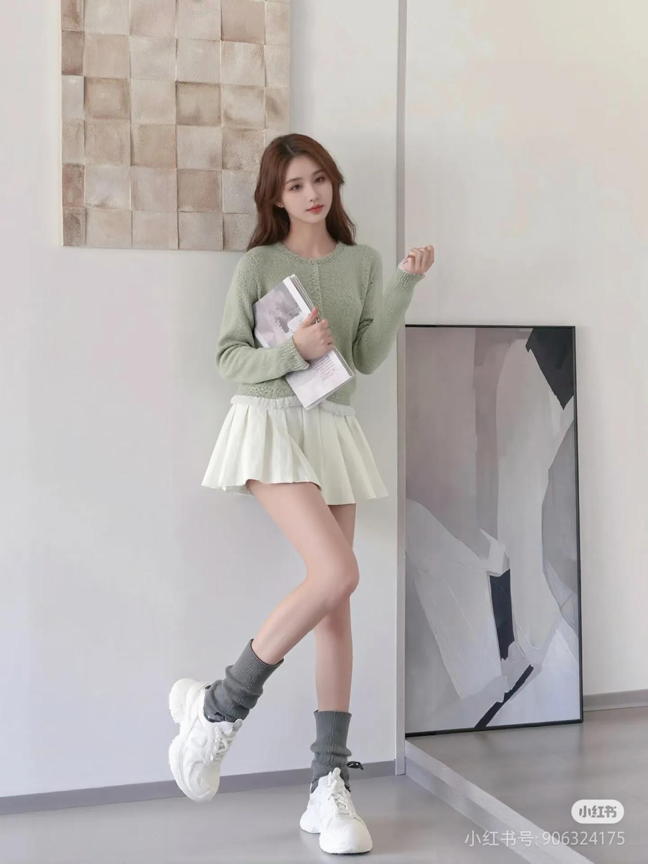 清新校园风穿搭，绿毛衣+白短裙，青春活力满满！街拍 高清美女