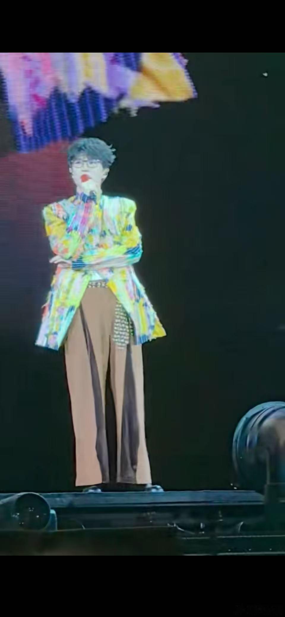 许嵩那你给我一个合适的身份 这句话妙就妙在，它既不是拒绝也不是接受，而是把问题抛