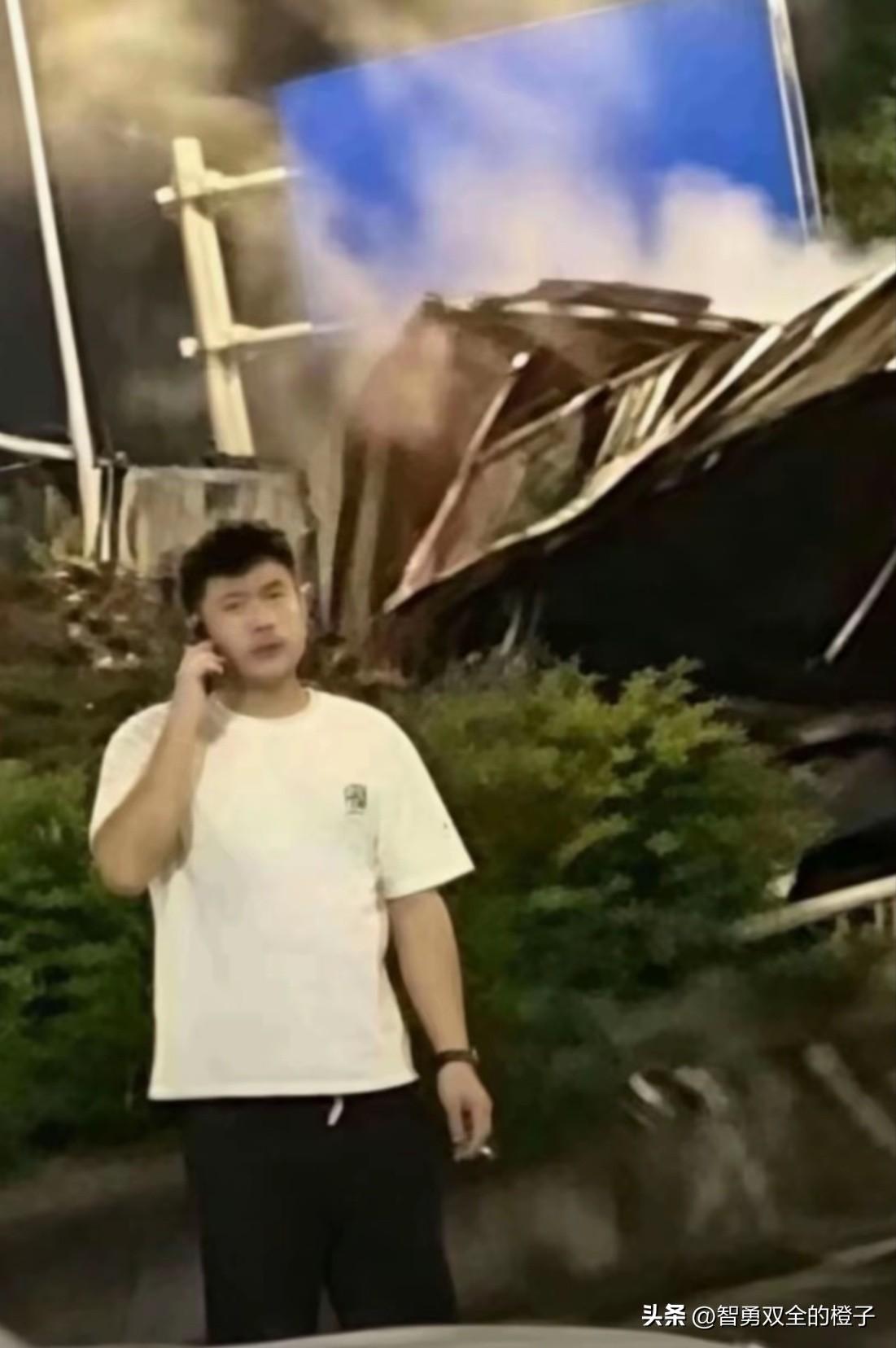 这辆白色本田的车主摊上事了，事故发生后，他下车做的第一件事，不是去查看其它车辆的