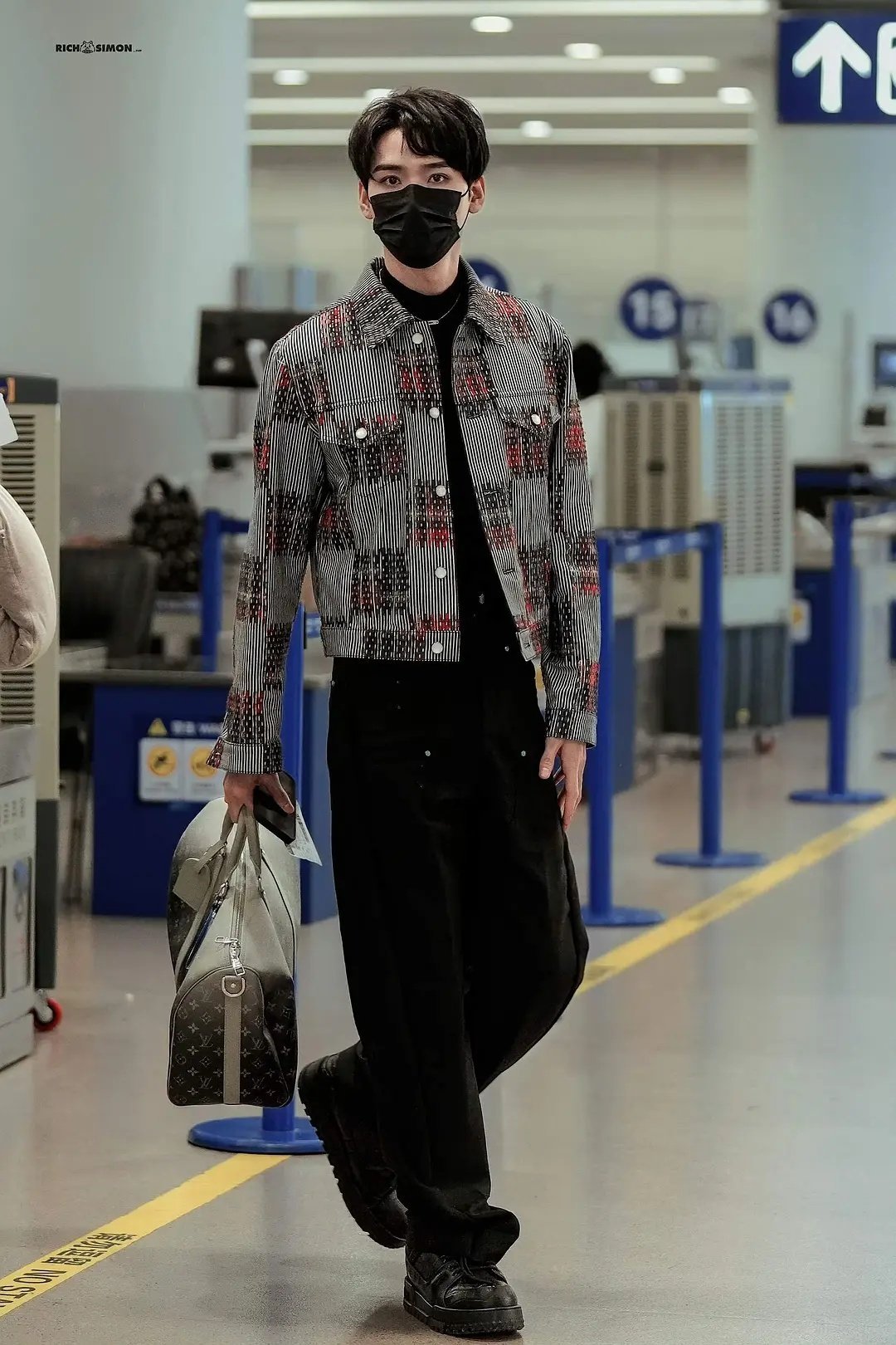 龚俊的造型师为啥给他穿这么丑的衣服啊 ​​​