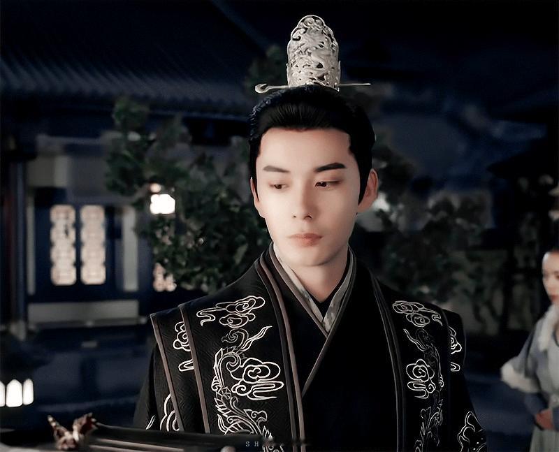 陈星旭 陈星旭 陈星旭李承鄞   蹄烟月下蛮王帐，桃碗醅酡萤火妆。藏锋勾戮身玷染