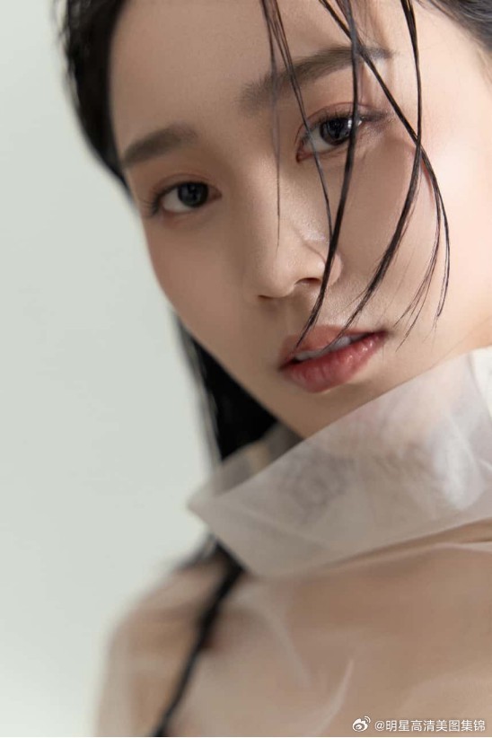 闫韦洁登《孚世TRANSFORM》杂志：于光影间解锁多面魅力，用实力诠释演员的生