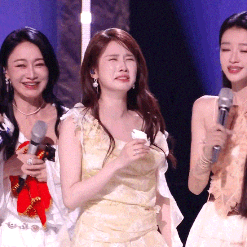 孙怡安慰张慧雯赵子琪张慧雯产生分歧，张慧雯哭了，孙怡贴着面膜出来安慰张慧雯，姐姐