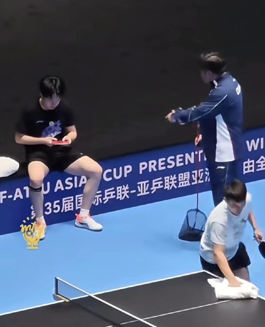 海口亚洲杯王楚钦进行场馆适应性训练。牛冠凯作为陪练与王楚钦对练。孙教练也在王楚钦