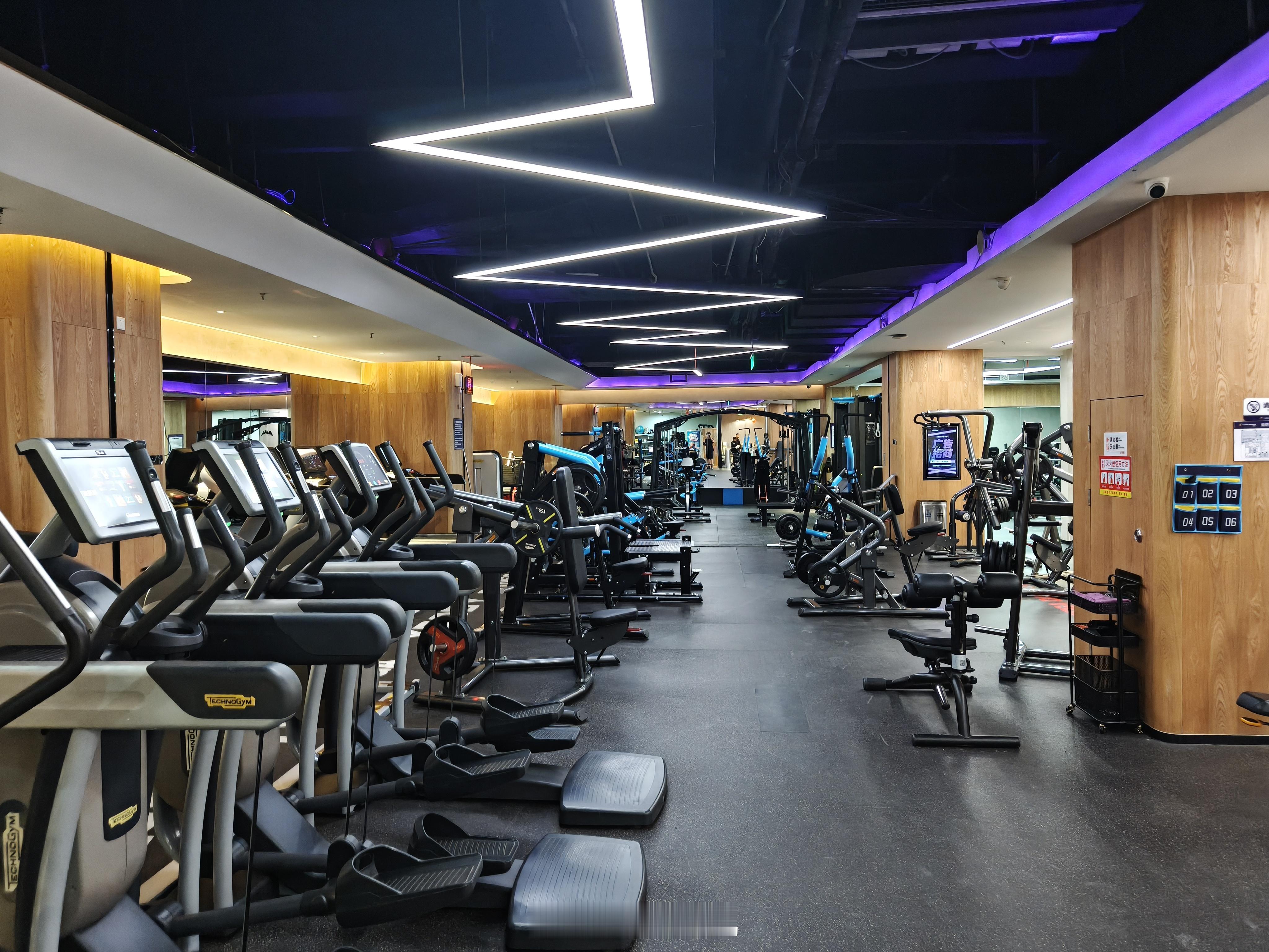 健身打卡–––第九天还是周六早上好，没啥人。丢人丢的少点