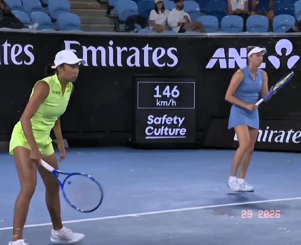 张帅组合第2个发球胜盘局，张帅发球，带出3个盘未点，强势保发，6-3赢下第一盘。