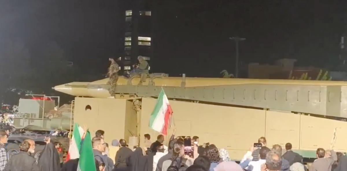 伊朗深夜，拉出弹道导弹游街，数万人欢呼，不惧与美再来一战
 
德黑兰夜色静悄悄，