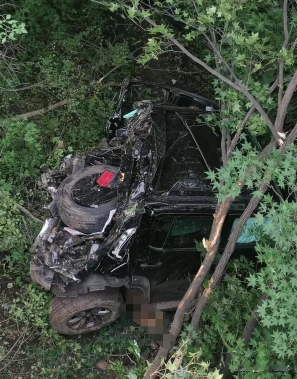 河北越野车坠崖，死亡的小伙子只有22岁，是家中独子。他原本可以像其他2人一样生还