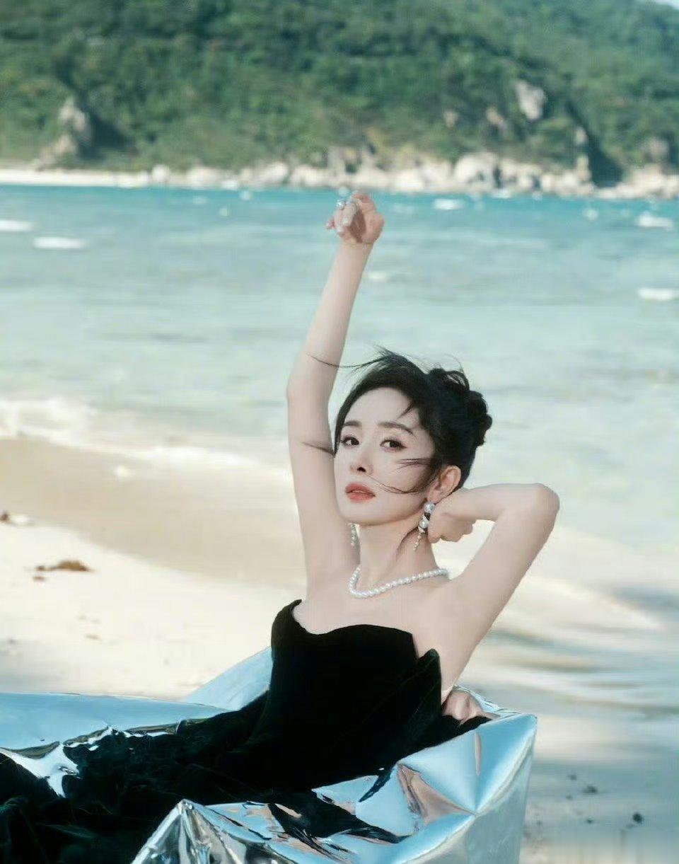 #珠海机场 广播寻找杨幂#我真的被幂姐笑死，前两天还在红毯上熠熠生辉的幂姐突然真